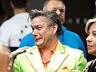 Zp�vák vystupující se skupinou Monkey Business Mat�j Ruppert prochází �erveným...