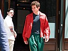 Herec Josh O'Connor si oblíbil klasické �trackpants� s bo�ními pruhy, které...