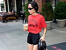 Here�ka Zoë Kravitzová pat�í k pr�kopnicím trendu retro sportovních �ortek....
