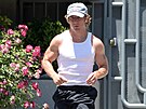 Herec Jeremy Allen White, známý ze seriálu Medv�d, b�há v jednoduchém bílém...