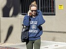 Here�ka a re�isérka Olivia Wilde nahradila sportovní bundu starou univerzitní...