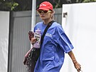 Zp�va�ka Rita Ora pat�í k t�m, co si trend p�etvo�ili po svém. Oversized modré...