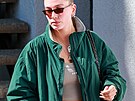 Hailey Bieberová z�stala v�rná sportovnímu základu, ale p�es p�iléhavý komplet...
