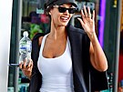 P�i jiné p�íle�itosti Maya Jama doplnila sportovní tílko klasickými tepláky a...