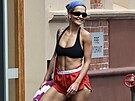 Na cestu z tréninku Rita Ora vym�nila oversized tri�ko za sportovní podprsenku...