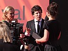 Jesse Eisenberg p�ichází na slavnostní zahájení 60. MFF Karlovy Vary. (3....