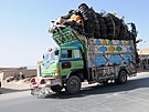 Je to po�ád je�t� auto? V Afghánistánu se tyhle �jingle-trucks� m�ní na...