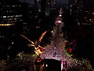 NÁRODNÍ SVÁTEK. Stovky tisíc fanou�k� op�t zaplavily Mexico City, které posléze...