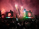 FOTBALOVÉ �ÍLENSTVÍ. Mexi�tí fanou�ci s oh�ostroji p�ed velkoplo�nými...