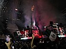 FOTBALOVÉ �ÍLENSTVÍ. Mexi�tí fanou�ci s oh�ostroji p�ed velkoplo�nými...