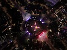 BOU�E V MEXIKU. Pohled shora na bulvár Paseo de la Reforma s památníkem And�l...