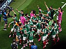 DOMÁCÍ EUFORIE. Mexi�tí fotbalisté slaví na slavném Aztéckém stadionu dal�í...