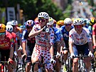 Slovinský cyklista Tadej Poga�ar se osv�uje ve vyh�áté Tarragon�, krátce po...