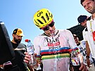 Slovinský cyklista Tadej Poga�ar (UAE) se pro osv�ení po parné t�etí etap�...