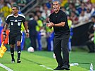 Sabri Lamouchi podporuje tuniské fotbalisty b�hem utkání se �védskem.