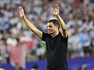 D�amál Sellámí zdraví jordánské fanou�ky po porá�ce s Argentinou.