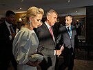 P�edseda vlády Andrej Babi� (ANO) s man�elkou Monikou odjí�dí na ve�e�i na...