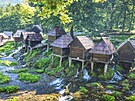 Malé dome�ky rozeseté nad pr�zra�nou vodou p�ipomínají kulisy pohádky nebo...