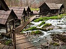 Samotný areál není velký, prohlídka zabere p�ibli�n� p�l hodiny. D�ev�né lávky...