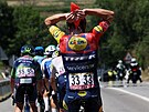 Dán Mads Pedersen se polévá vodou b�hem t�etí etapy Tour de France