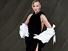 Vysokým rozparkem a extravagantními rukavicemi zaujala Charlize Theronová,...