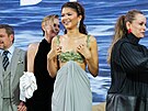 Bílý korzet Zendaya pozd�ji vym�nila za pohodln�j�í �aty s podprsenkou z list�...