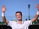 Ji�í Lehe�ka slaví postup do osmifinále Wimbledonu.