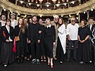 Kompletní delegace k filmu Dv� deci tu�e v karlovarském M�stském divadle (7....