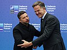 Ukrajinský prezident Volodymyr Zelenskyj po boku generálního tajemníka NATO...
