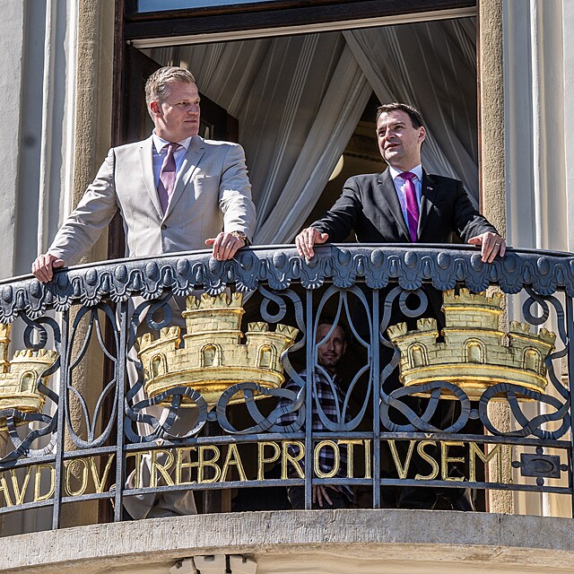 Poslanec Filip Turek a ministr zahrani�� Petr Macinka (Motorist�) na balkon� Kram��ov� vily po tiskov� konferenci k vyhodnocen� pln�n� programov�ho prohl�en� vl�dy za prvn� pololet� roku 2026. (9. �ervence 2026)