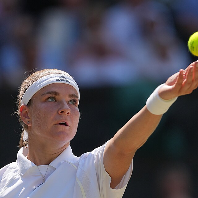 Karol�na Muchov� serv�ruje v semifin�le Wimbledonu.