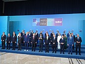 Líd�i se fotí na summitu NATO v Anka�e. (8. �ervence 2026)