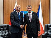 Premiér Andrej Babi� a bulharský premiér Rumen Radev p�i jednání na summitu...