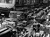 Denn� tudy prý pro�lo na p�l milionu lidí. 7. ulice a Broadway v centru Los...