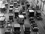 V�ední ráno v Londýn� roku 1924. Cestu do centra City autem si u� tenkrát nikdo...