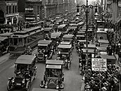 Psal se rok 1900 a m�sto New York � alespo� podle tehdej�ích novin � za�ilo...