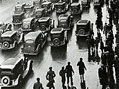 Pí�e se rok 1945 a celá Moskva, �patnému po�así navzdory, uhání na fotbalový...