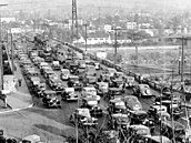 V Los Angeles si uvykli tomu ne�íkat dopravní zácpa, ale ��ivý provoz�. Proto�e...
