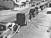 V roce 1940 �ádné mobilní telefony nebyly, tak�e �ance, �e zavoláte dom� a...