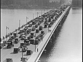 Doprava na Harvardov� most� v Bostonu roku 1923 p�es den neustávala ani na...