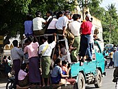 Ten pohled mo�ná evropského �idi�e vyd�sí. Ale pasa�ér�m v Myanmaru (n�kdej�í...
