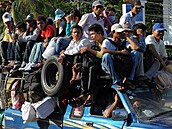 Není to jediná kambod�ská dopravní �pi�ka. Takhle jsou nalo�ená auta pasa�éry...
