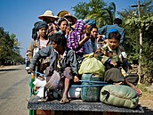Regionální doprava v myanmarském Thau. M��ete jen hádat, kolik lidí p�istoupí...