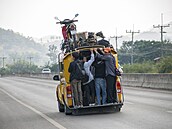 Taky u� vám p�ijde, �e by se minimáln� na motocyklu p�ipevn�ném ke st�e�e dv�...