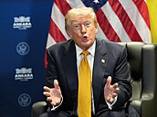 Americký prezident Donald Trump jedná s ukrajinským prezidentem Volodymyrem...