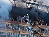 Ve Zlín� ho�í jedna z budov v bývalém ba�ovském továrním areálu. (9. �ervence...