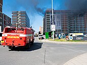 Hasi�i bojují s po�árem budovy v bývalém ba�ovském areálu. (9. �ervence 2026)
