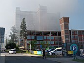 Hasi�i bojují s po�árem budovy v bývalém ba�ovském areálu. (9. �ervence 2026)