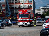 Hasi�i bojují s po�árem budovy v bývalém ba�ovském areálu. (9. �ervence 2026)