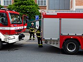 Hasi�i bojují s po�árem budovy v bývalém ba�ovském areálu. (9. �ervence 2026)